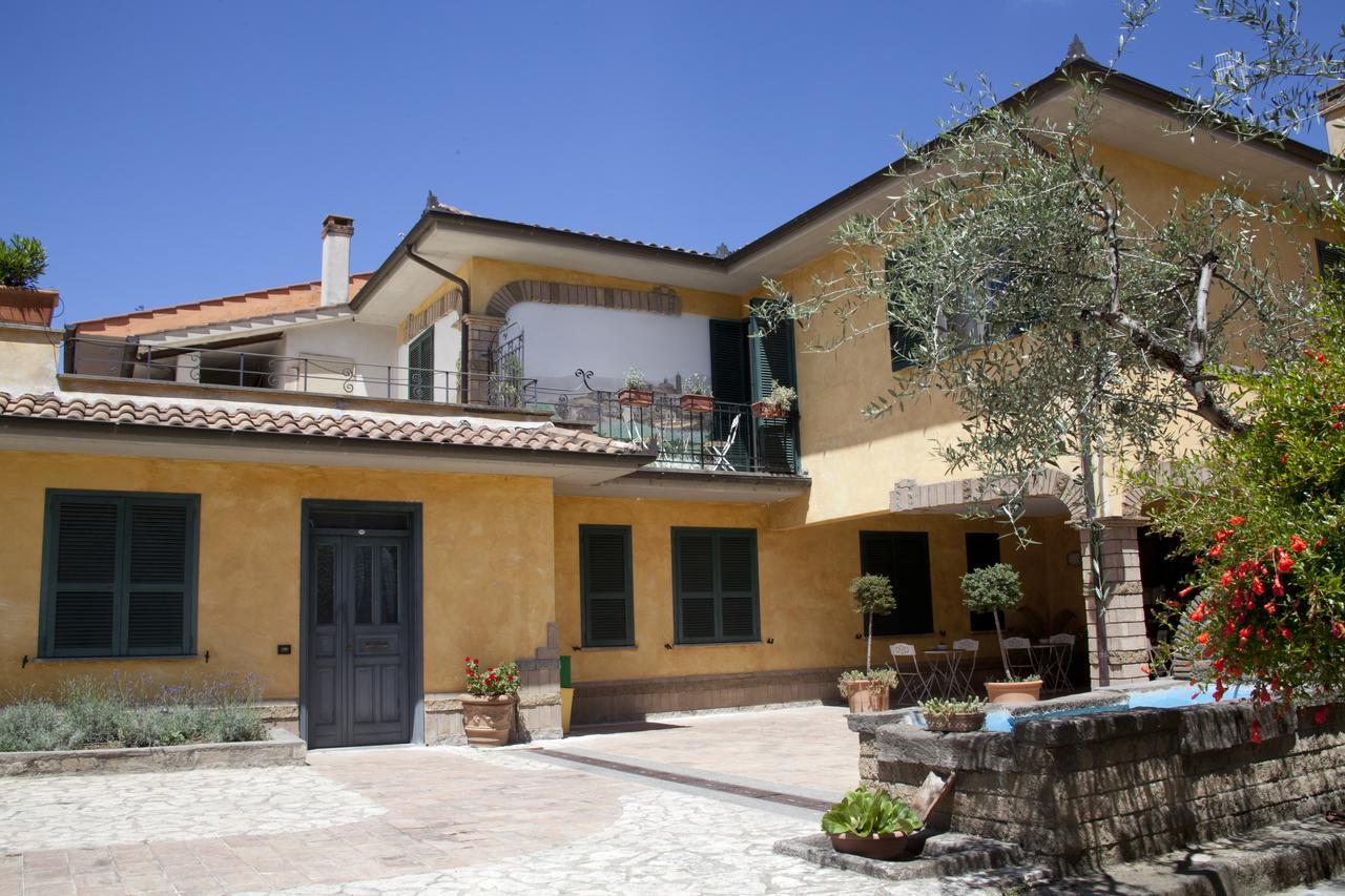 Albergo Da Benedetta Vetralla Exterior foto